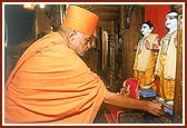 Swamishri performs pujan of Shri Akshar Purushottam Maharaj from old mandir re-installed in the Sukhshaiya in new mandir