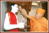 Swamishri performs pujan of Shri Ghanshyam Maharaj