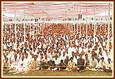 Swamishri blesses the huge audience