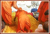 Swamishri prostrating in front of Ghanshyam Maharaj, Sankari