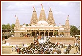 Over 32,000 people visited the mandir on the murti-pratishtha day  