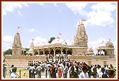 Over 32,000 people visited the mandir on the murti-pratishtha day