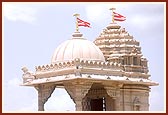 The devotees had darshan of the deities and admired the beautiful carvings and pillars of the mandir