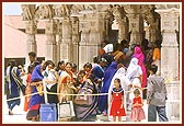 The devotees had darshan of the deities and admired the beautiful carvings and pillars of the mandir