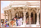 The devotees had darshan of the deities and admired the beautiful carvings and pillars of the mandir