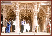 The devotees had darshan of the deities and admired the beautiful carvings and pillars of the mandir 