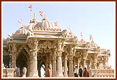 The devotees had darshan of the deities and admired the beautiful carvings and pillars of the mandir 