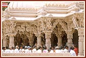 The devotees had darshan of the deities and admired the beautiful carvings and pillars of the mandir  