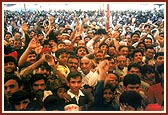 Devotees jubilantly enjoyed this unique darshan of Swamishri