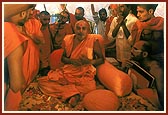 Devotees jubilantly enjoyed this unique darshan of Swamishri