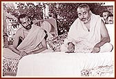 Swamishri with Pujya Mahant Swami at the parayan