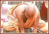 Swamishri performs the shilanyas pujan (on his left Late Kothari Prabhuswarup Swami)