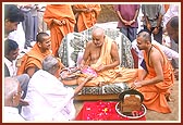 Swamishri sanctifies the measuring rule to be used by the architects