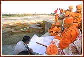 Swamishri and the team of sadhus and devotees offer dhun (prayers) for the construction