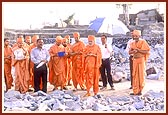 Swamishri offers dhun (prayers) on site for the early construction of Akshardham