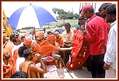 Swamishri performs pujan and inaugurates the crane