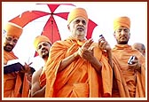Swamishri chants the dhun