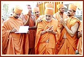Swamishri has Thakorji seated on a sculpted stone and offers prayers