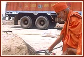 Swamishri performs pujan and inaugurates the crane
