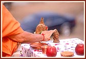 Swamishri offers pujan to Ganeshji that was found on site