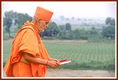 Swamishri offers arti and mantra pushpanjali