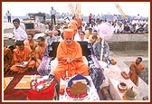 Swamishri performs the rituals for the stone-laying ceremony