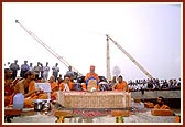 Swamishri offers arti and mantra pushpanjali