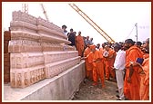 Swamishri observes and feels the sculpted stones