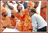 Swamishri offers guidance after viewing the consruction from the plinth level