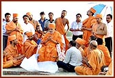 Swamishri and the team of sadhus and devotees offer dhun (prayers) for the construction