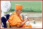 Swamishri performs the rituals for the stone-laying ceremony