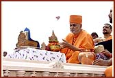 Swamishri, sadhus and devotees during the rituals of the stone-laying ceremony