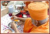 Swamishri ceremoniously bathes Shri Harikrishna Maharaj in panchamrut during the rituals