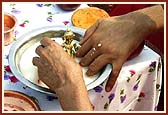 Swamishri ceremoniously bathes Shri Harikrishna Maharaj in panchamrut during the rituals