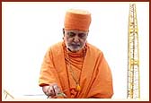 As part of the rituals Swamishri places darbha, sprinkles water and panchamrut on the first stone