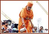 As part of the rituals Swamishri places darbha, sprinkles water and panchamrut on the first stone