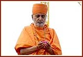 Swamishri offers arti and mantra pushpanjali