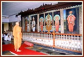 Humbly engaged in Thakorji's darshan in Sabhamandap