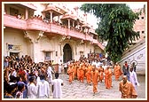 Swamishri returns after darshan of Hanumanji and Ganeshji's shrines