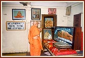 Offers respects in the sanctified room of Shastriji Maharaj and Yogiji Maharaj