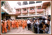 Swamishri offers pranams to devotees