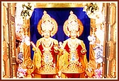 Swamishri offers dandvats to Thakorji
