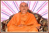 Swamishri blesses the Guru Punam assembly