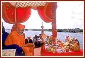 Swamishri engaged in the rituals of 'sankalp' during the maha-puja