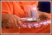 Swamishri performs arti