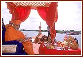 Swamishri performs arti