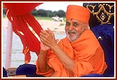 Swamishri happily claps to the tune of a bhajan being sung by sadhus