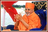 Swamishri happily claps to the tune of a bhajan being sung by sadhus