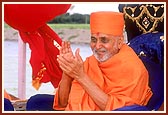 Swamishri happily claps to the tune of a bhajan being sung by sadhus