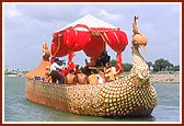 Swamishri performs the maha-puja rituals on the boat-shaped main stage in the middle of river Utavali 